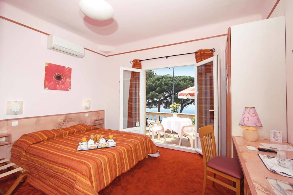 Hotel Le Provencal Logishotels Лез-Іссамбр Номер фото